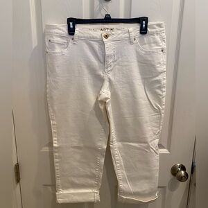Apt 9 White Denim Capris. NWOT Size 14